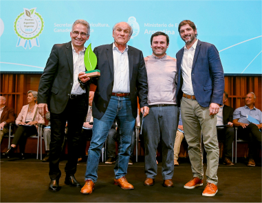 Fuimos distinguidos con el Premio al Mejor Servicio de Acompañamiento por la Secretaría de Agricultura, Ganadería y Pesca en el marco del Encuentro Nacional e Internacional de Producción Orgánica.